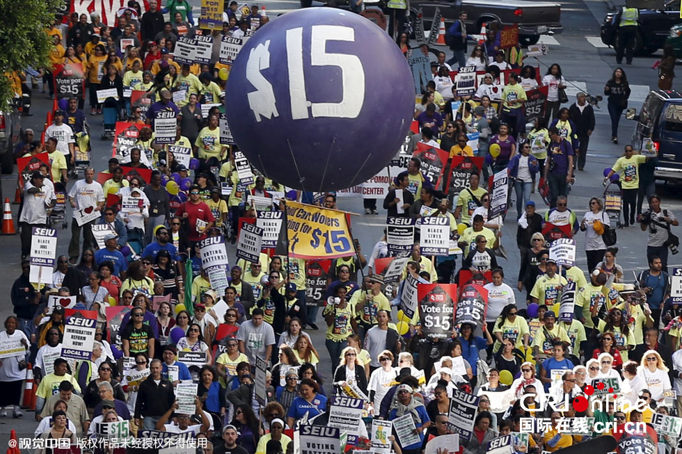 美国工人为加薪举行罢工示威 要求时薪15美元