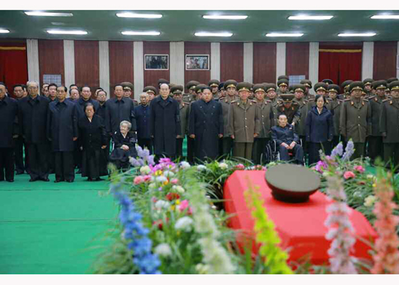 朝为94岁元帅李乙雪举行国葬 金正恩亲自撒土|金正恩|国葬|元帅_新浪新闻