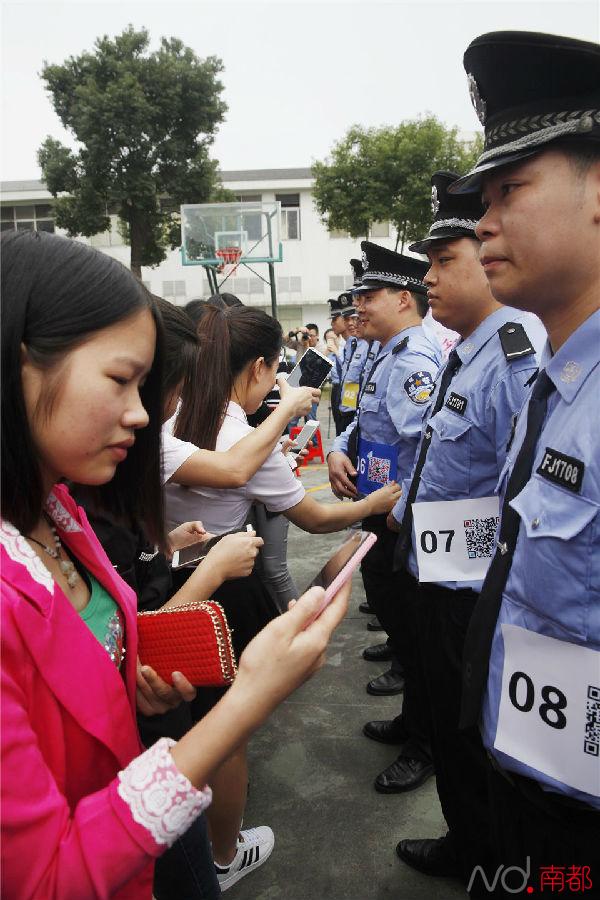 光棍节:佛山19名辅警集体招亲 上百女生哄抢