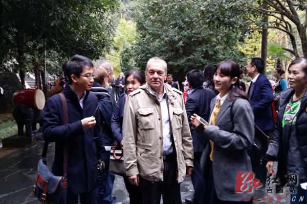 德国中小企业代表团来吉首考察旅游资源项目|