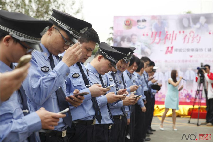 光棍节:佛山19名辅警集体招亲 上百女生哄抢
