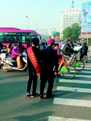 大学生课余时间走上街头帮路人|大学生|路人|学