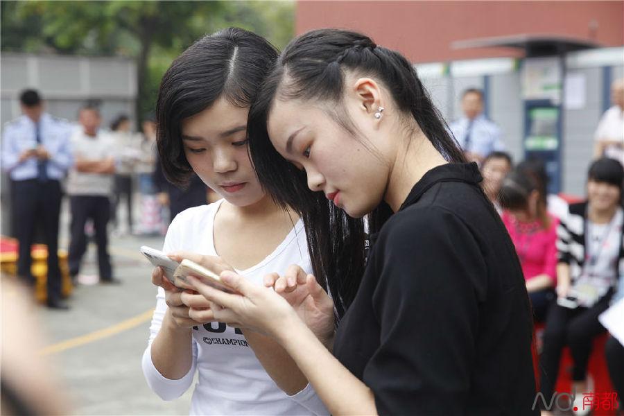 光棍节:佛山19名辅警集体招亲 上百女生哄抢