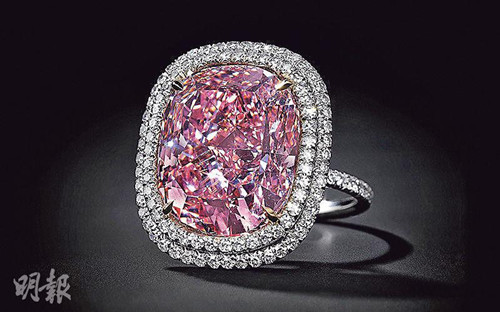 香港富豪在日内瓦佳士得拍卖会中，以约2.2亿港元投得16卡粉红巨钻，打破同类钻石的成交纪录。（图：香港《明报》网站）