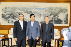 深圳报业集团、香港商报 采访团赴吉林省考察