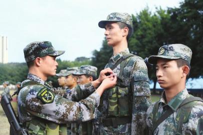 小姚明苦练缩骨功成训练之星|成都军区|空军