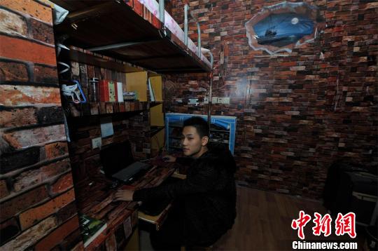 高校男生打造欧式复古范寝室 花费600余元(图