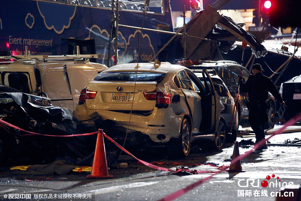 汽车以及建筑脚手架相撞,导致超过20人受伤,其中5人重伤.图高清图片