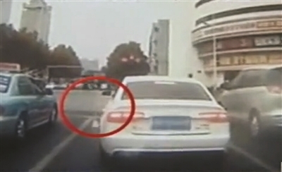 1公里多路3次向窗外扔垃圾 南通交警开出首张