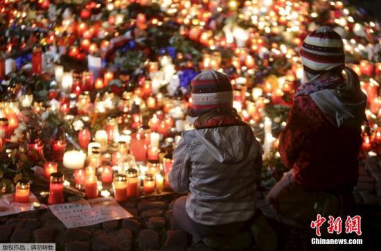捷克布拉格，两位小朋友在烛光前祈祷，为巴黎遇难者默哀。