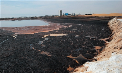 去年8月29日，宁夏明盛染化有限公司厂区外东侧腾格里沙漠渗坑内存有大量工业废水。