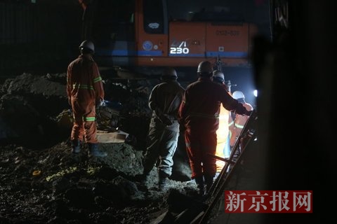 事故抢修现场。新京报记者 周岗峰 摄