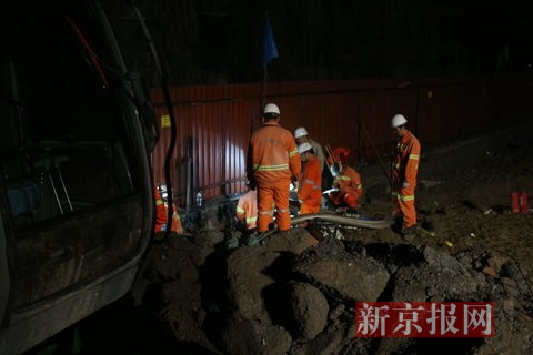 事故抢修现场。新京报记者 周岗峰 摄