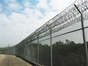 不狠不可的我国与越南边境：数百公里铁丝网背面的安全选择。