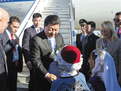 土耳其儿童向习近平献花。昨日，国家主席习近平抵达土耳其安塔利亚，今日将出席二十国集团领导人第十次峰会。新华社记者 李学仁 摄