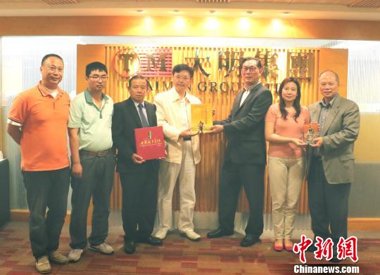 在香港,朱正明向大明集团董明光主席(右三)赠送《走