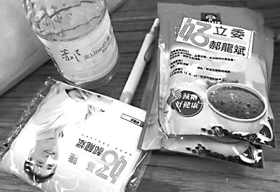 陆海空文宣战 岛内选举小物拼创意也有忌讳|