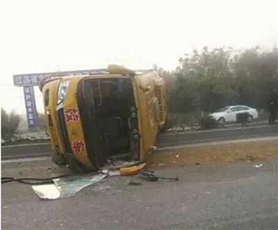 幼儿园校车侧翻 多名孩子受伤|校车|交通事故|幼儿园