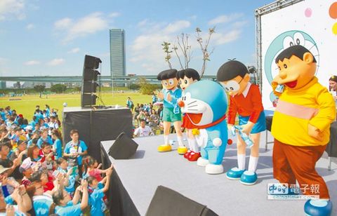 超人气“2015 DORAEMON RUN”11月15日于新北市三重大台北都会公园率先起跑。完赛后哆啦Ａ梦带领跑者一起缓和收操。来源：台湾《中国时报》