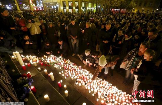 各地民众自发悼念巴黎恐袭遇难者：牙利布达佩斯，大量民众聚集在一起，为死难者哀悼。