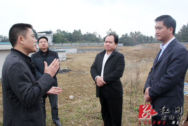 梁君深入龙山县石羔水厂现场办公|加班|梁君|水