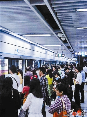  雨伞 掉进轨行区  地铁 被困半小时| 地铁 | 雨伞 |物品