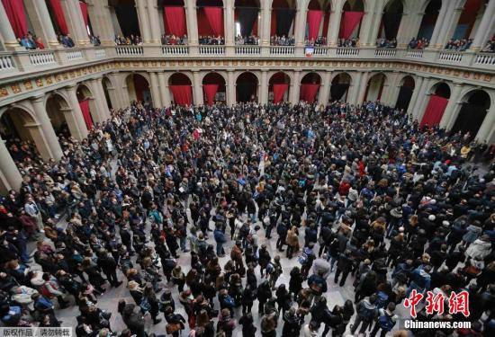 当地时间11月16日，法国民众默哀一分钟，悼念巴黎恐袭遇难者。图为法国斯特拉斯堡大学的学生和老师默哀一分钟。