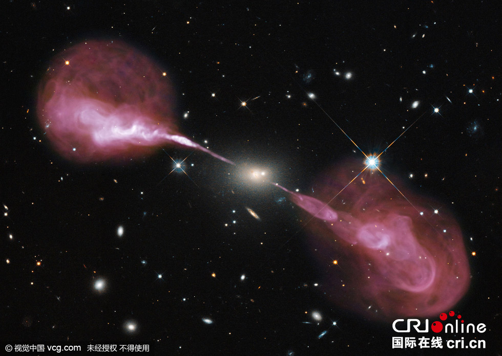 NASA发布椭圆星系Hercules A中心超重黑洞(高