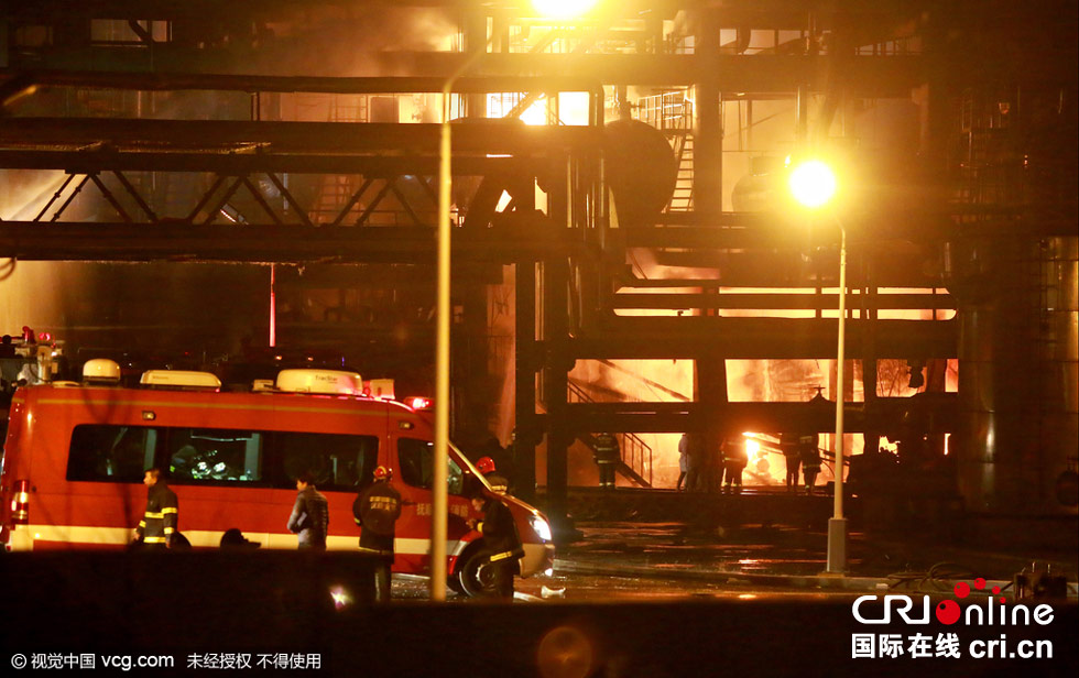 辽宁抚顺一化工厂爆炸起火 附近居民楼有晃动
