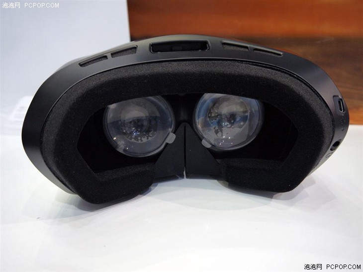 Roobov布丁高交2015布丁机器人VR一体机亮万达商业建筑设计要求图片
