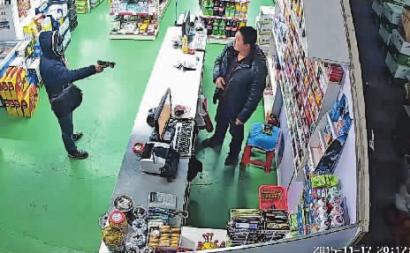 “口罩男”拿“枪”,让超市老板李先生拿5000元