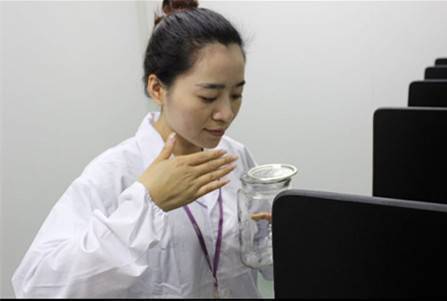 有一种职业叫闻臭师,他们穿皮鞋不擦鞋油|气味