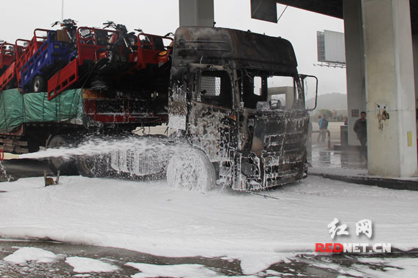 岳临高速:加油站内挂车起火 加油机被烧(图)|加