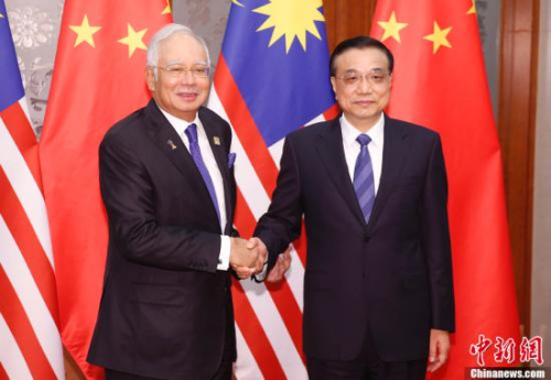 资料图：2014年11月10日，中国国务院总理李克强在北京人民大会堂会见马来西亚总理纳吉布。中新社发 杜洋 摄