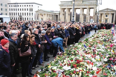 11月16日，德国柏林，民众持续悼念巴黎恐袭遇难者。