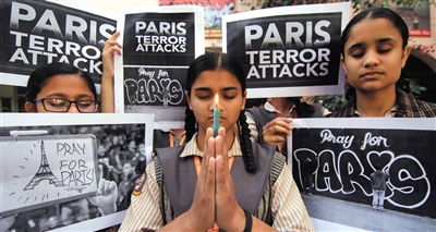 11月17日，印度查谟，学生悼念巴黎连环恐袭案遇难者。