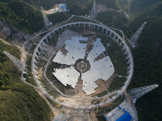 11月21日，工人在安装反射面面板。当日，6根钢索拖动球面射电望远镜（FAST）馈源舱进行功能性测试。FAST有望在2016年9月建成，建成后将成为世界级射电天文研究中心。新华社记者 金立旺/摄