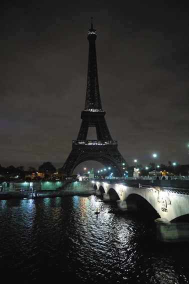 11月14日，法国巴黎，埃菲尔铁塔熄灯悼念系列恐袭事件遇难者。