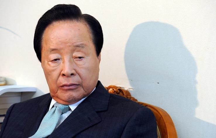 背景资料:韩国前总统金泳三生平大事记|反腐|金