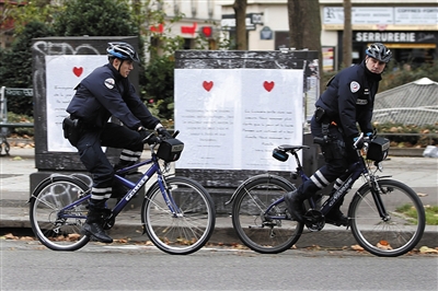 11月21日，法国巴黎，警察在巴塔克兰剧院附近骑车巡逻。目前巴黎秩序已恢复正常。
