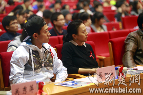 要爱不要艾 蒙牛红Style走进武汉大学|艾滋