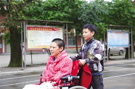 黄文治:12岁男孩 带着瘫痪妈妈去上学|辍学|瘫痪