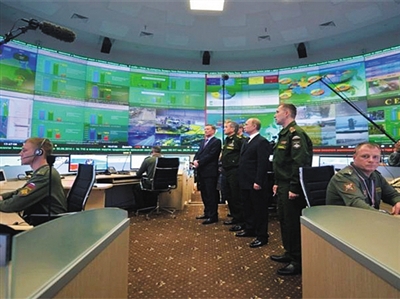 17日，普京和俄高官在作战室巨型屏幕前观看打击IS。