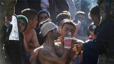 大批难民被困希腊边境缝嘴绝食抗议限制政策