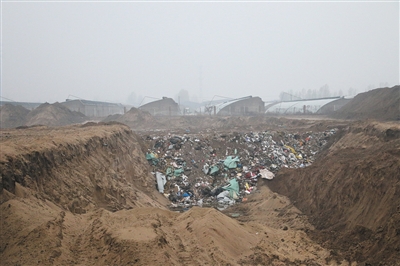 11月19日，崔各庄村村南，12000多平方米土地内，渣土成山，深坑内堆满建筑垃圾。