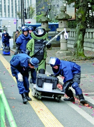 昨日，在日本东京，拆弹警察将设备运往靖国神社。新华/法新