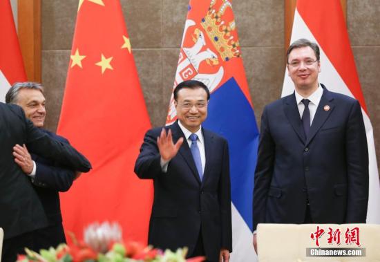 李克强邀中东欧国家领导人共乘中国高铁|李克