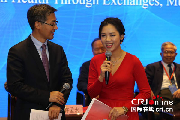 国际广播电台主持人 梁丽群(右)和 北京市中医管理局副局长 罗增刚