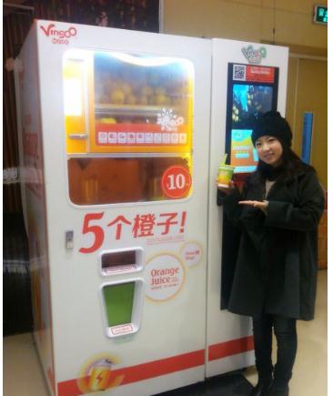 5个橙子商场鲜榨自动榨汁机竟然是这样操作的