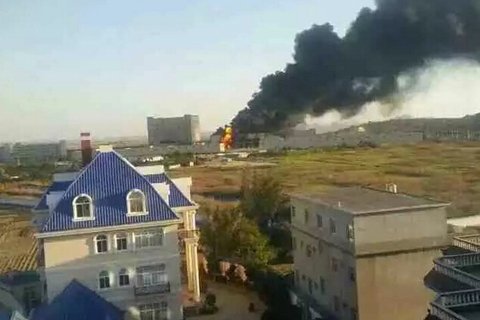 福建莆田化工厂发生爆炸 现场黑烟滚滚